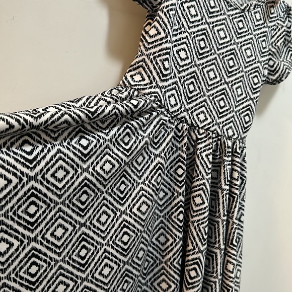 NWT Dot Dot Smile dress size 2T. Cool black & white print! - Picture 3 of 5